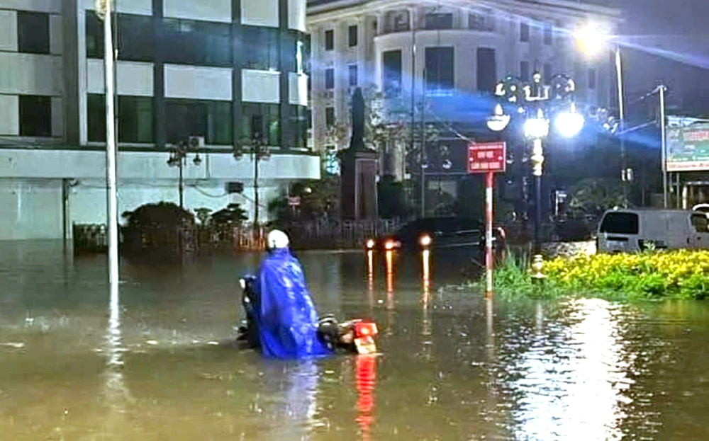 Mưa lớn kéo dài trong đêm thành phố Nam Định ngập trên diện rộng - 1.jpg