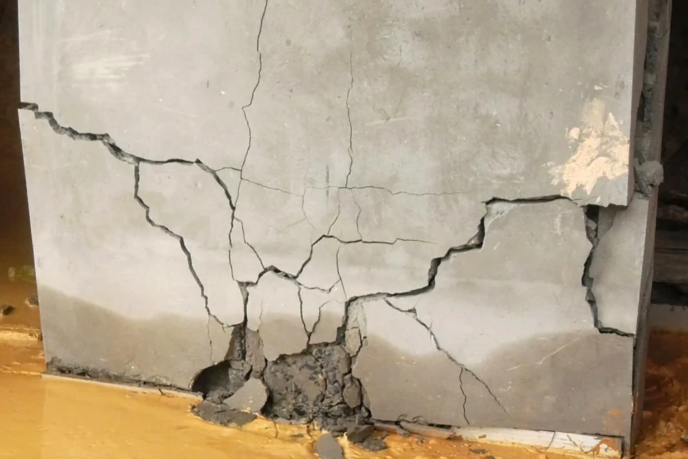 1 ngôi trường xây chưa xong trước nguy cơ đổ sập vì mưa lớn kéo dài -.jpg