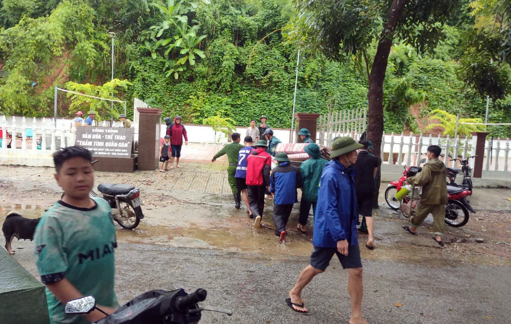 Hình ảnh đồng bào ở xã biên giới Mường Chanh chạy lũ - 4.jpg