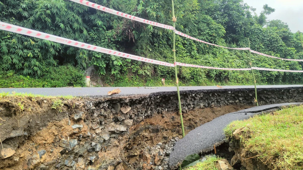 Mưa lũ kéo dài gây sạt lở kinh hoàng khắp nơi ở Thanh Hóa - 8.jpg