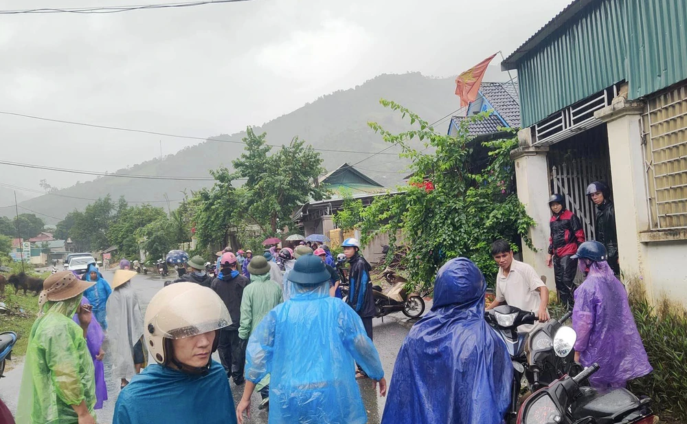 Sơ tán khẩn cấp hơn 11 ngàn dân do mưa lũ, sạt lở đất trên diện rộng -.jpg