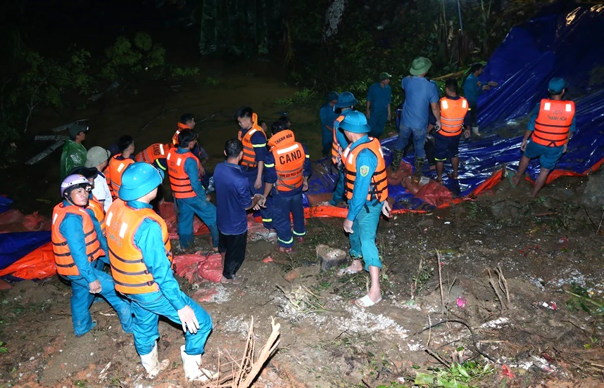 Thanh Hóa huy động hơn 500 cán bộ chiến sĩ trắng đêm vá đê sông Mã - 4.jpg