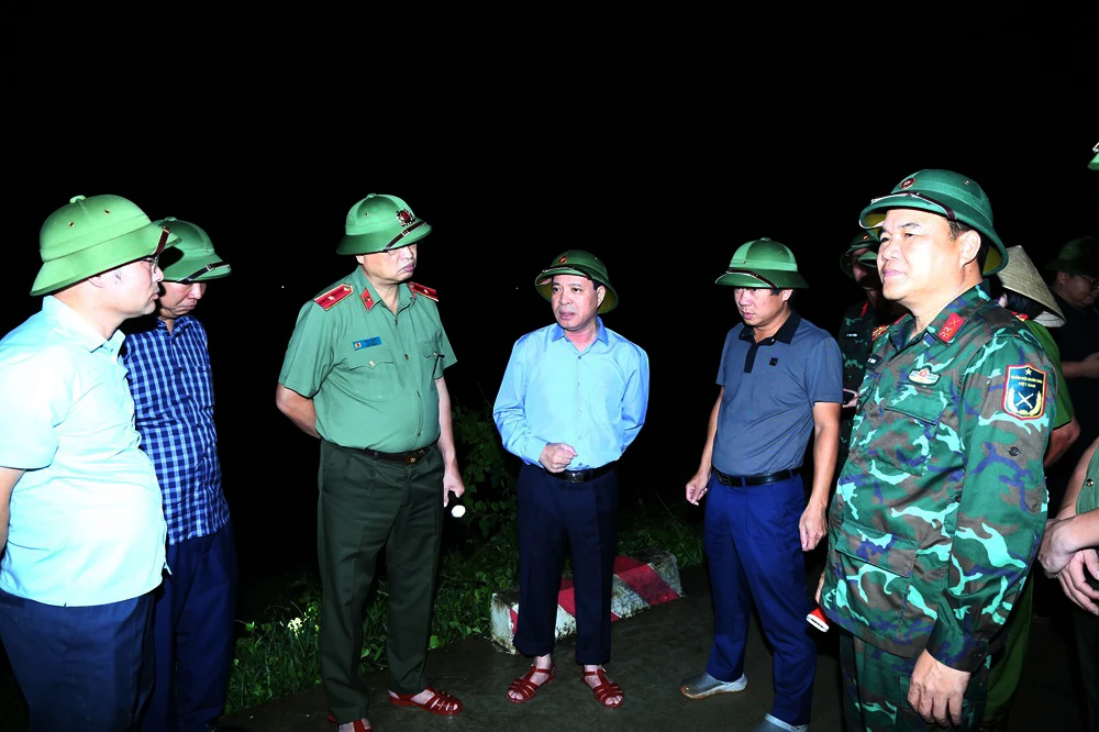 Thanh Hóa huy động hơn 500 cán bộ chiến sĩ trắng đêm vá đê sông Mã -.jpg