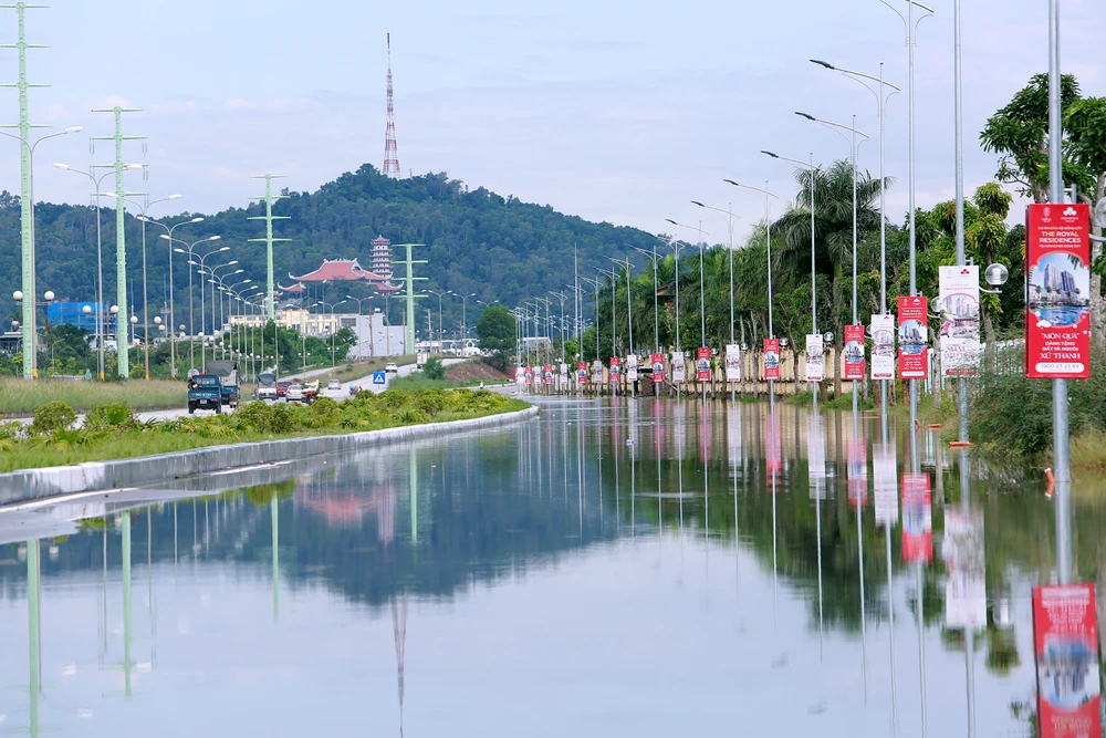 Nhiều tuyến phố ở Thanh Hóa ngập sâu trong nước sau trận mưa kéo dài - 11.JPG