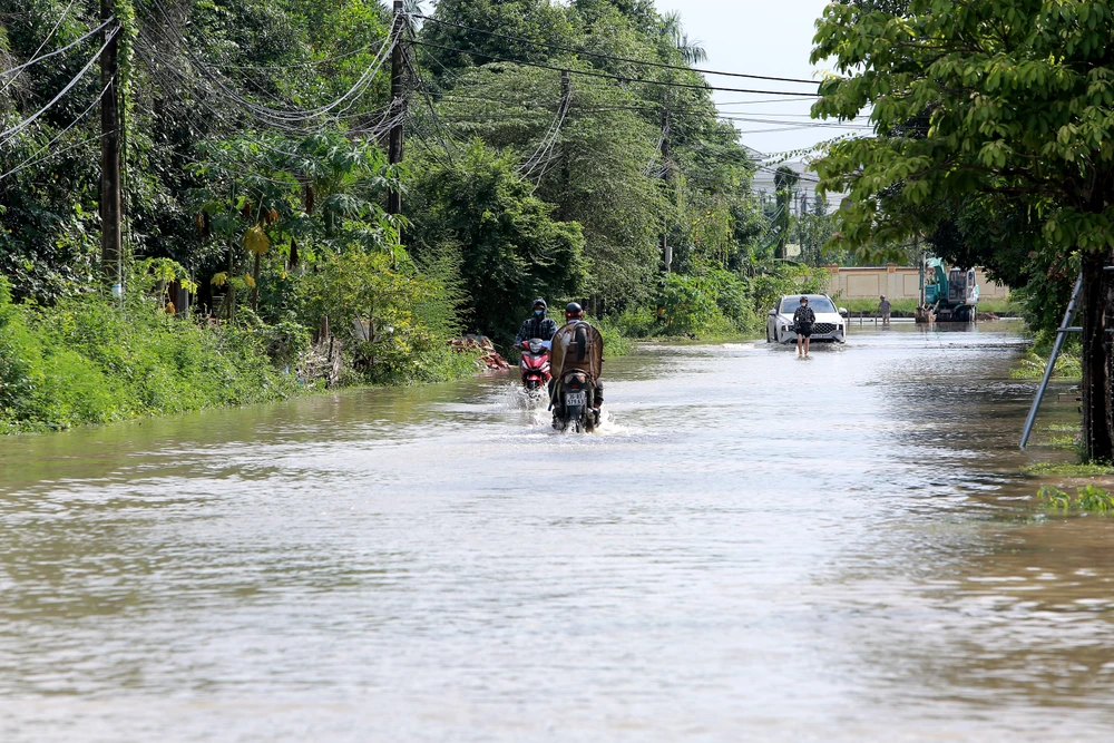 Nhiều tuyến phố ở Thanh Hóa ngập sâu trong nước sau trận mưa kéo dài - 16.JPG