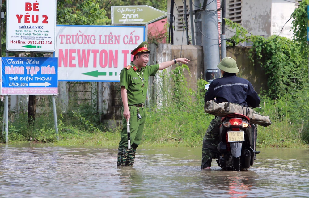 Nhiều tuyến phố ở Thanh Hóa ngập sâu trong nước sau trận mưa kéo dài - 5.JPG