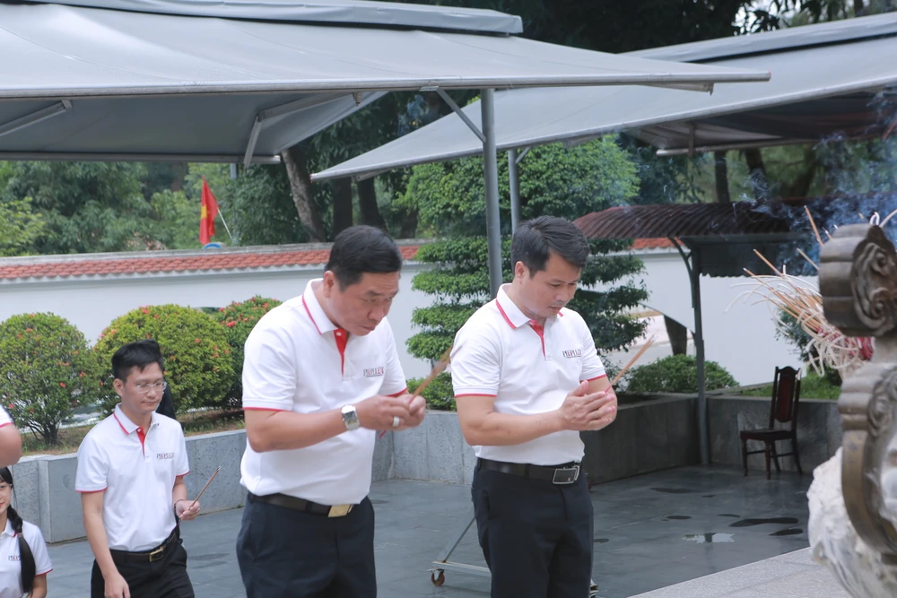 Đoàn công tác của báo Pháp Luật TP. HCM dâng hương tại Ngã ba Đồng Lộc - 11.JPG