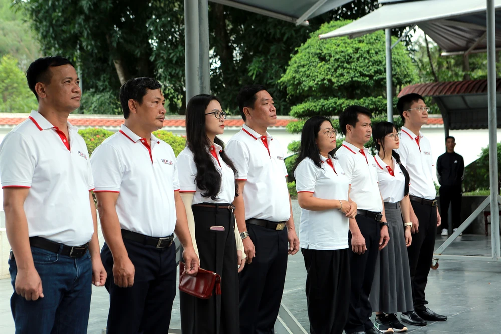 Đoàn công tác của báo Pháp Luật TP. HCM dâng hương tại Ngã ba Đồng Lộc - 15.JPG