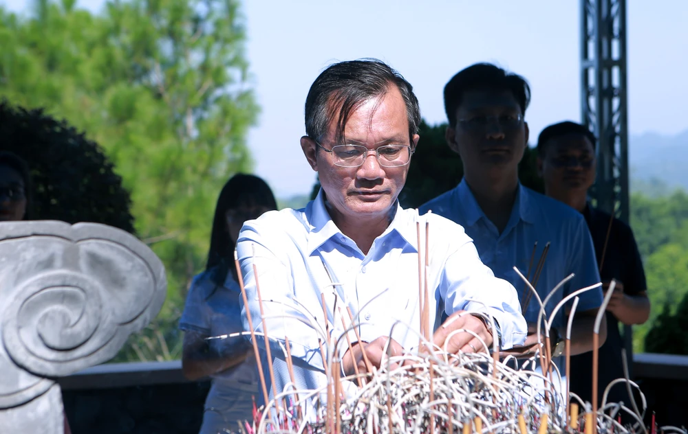 Đoàn công tác của báo Pháp Luật TP. HCM dâng hương tưởng niệm cố Tổng Bí thư Trần Phú - 3.JPG