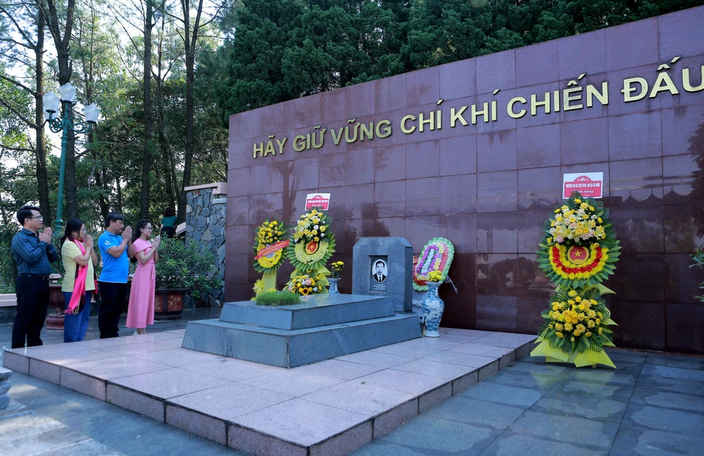 Đoàn công tác của báo Pháp Luật TP. HCM dâng hương tưởng niệm cố Tổng Bí thư Trần Phú - 4.JPG