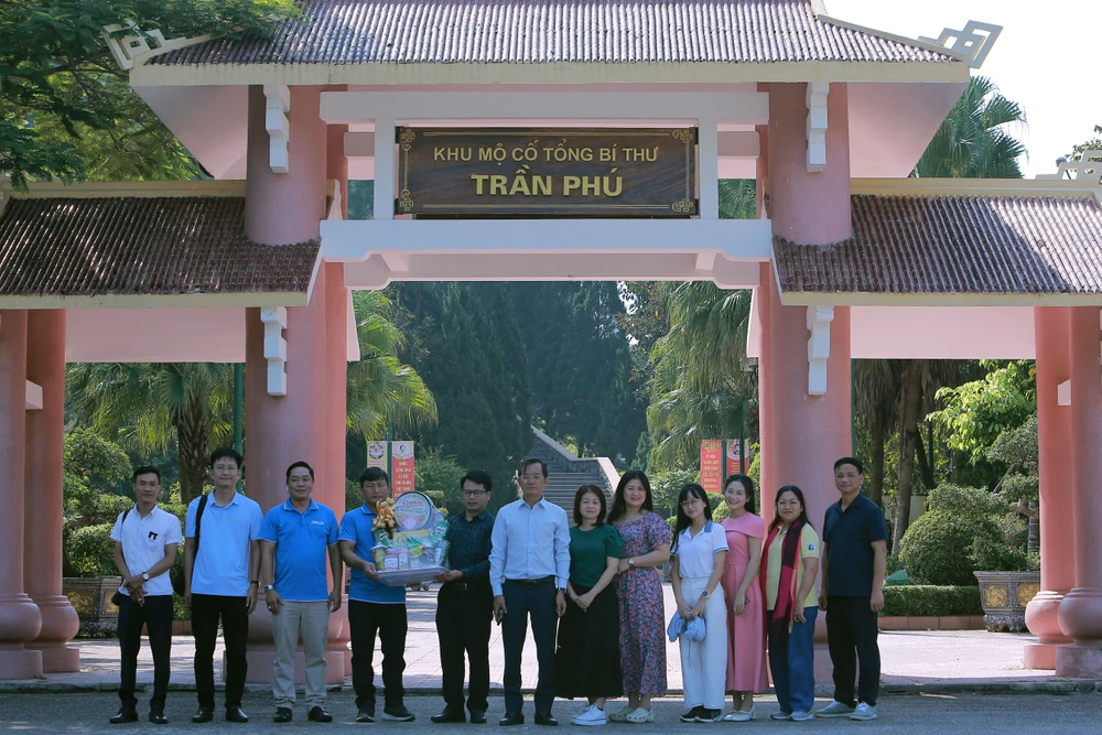 Đoàn công tác của báo Pháp Luật TP. HCM dâng hương tưởng niệm cố Tổng Bí thư Trần Phú -.JPG