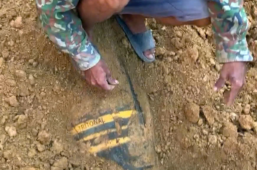 Đang thi công đường liên xã thì phát hiện quả bom lớn ở Thanh Hóa2.jpg