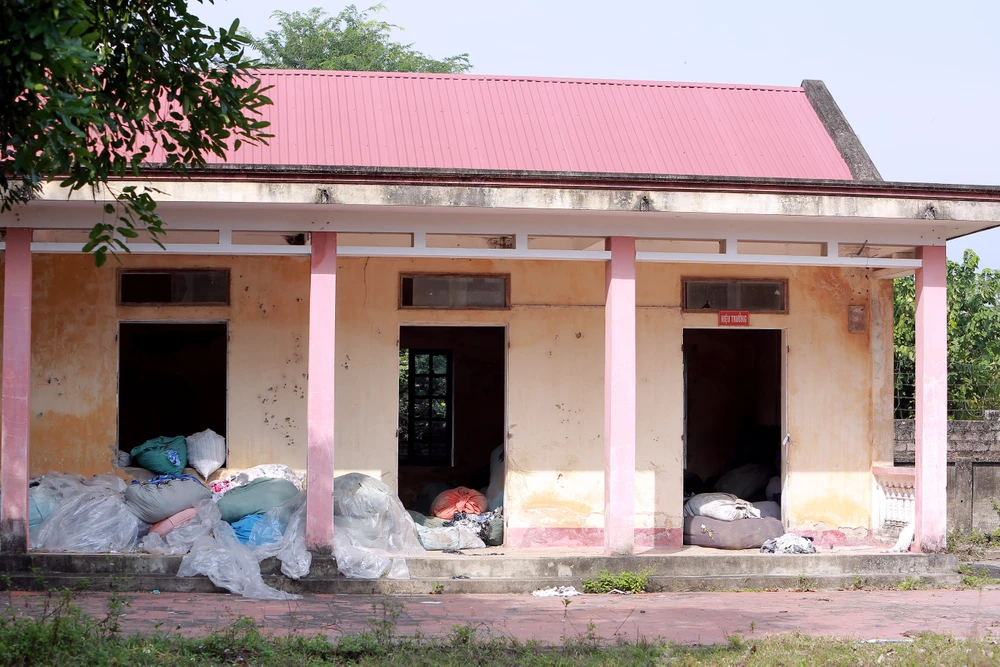 Hai ngôi trường bỏ hoang lãng phí ở một xã ven biển Thanh Hóa -.JPG