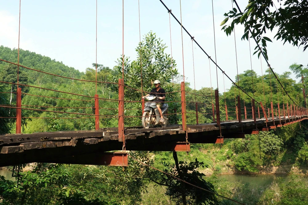 Người dân bất an khi phải đi qua các cầu treo xuống cấp ở Thanh Hóa - 3.jpg