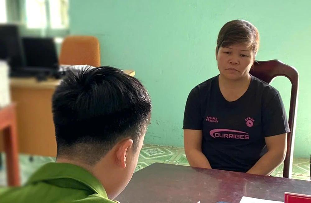 Bắt người phụ nữ cắn vào tay cảnh sát giao thông, phải khâu 12 mũi.png