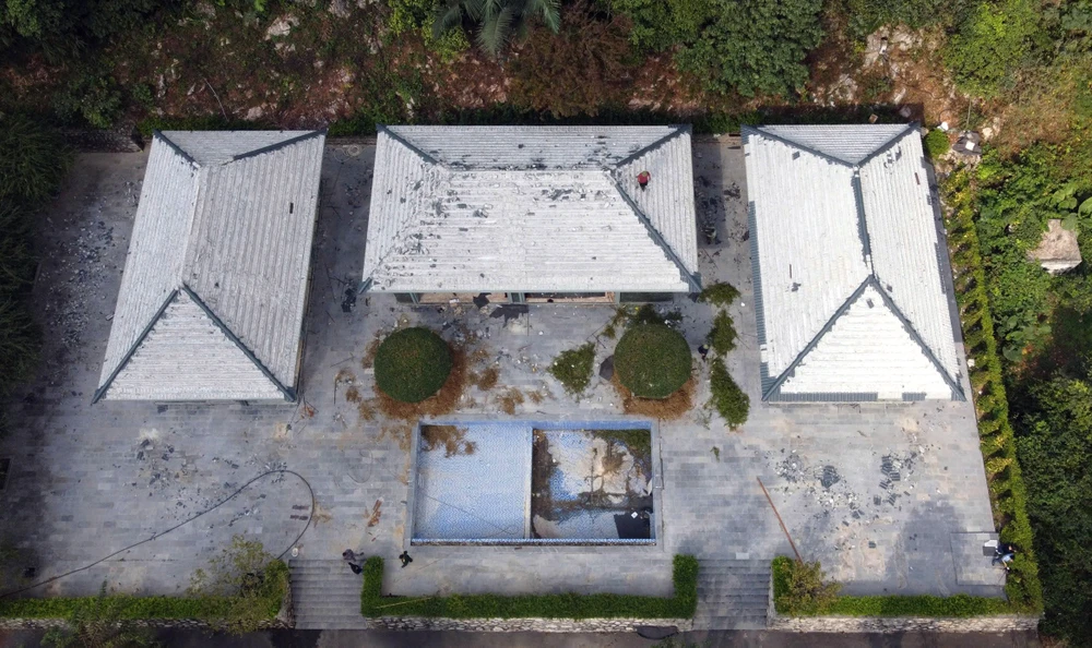 Cận cảnh tháo dỡ công trình xây dựng trái phép trên đất quốc phòng -.jpg