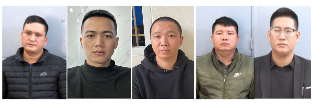 vê sĩ dẹp đường cho đoàn xe đám cưới.jpg