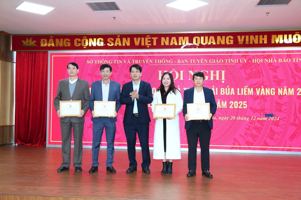 Ông Đào Xuân Yên, Uỷ viên Ban Thường vụ, Trưởng Ban Tuyên giáo Tỉnh uỷ trao giấy chứng nhận cho 4 tập thể đạt thành tích xuất sắc trong phát động, hưởng ứng Giải Búa liềm vàng tỉnh Thanh Hóa năm 2024.