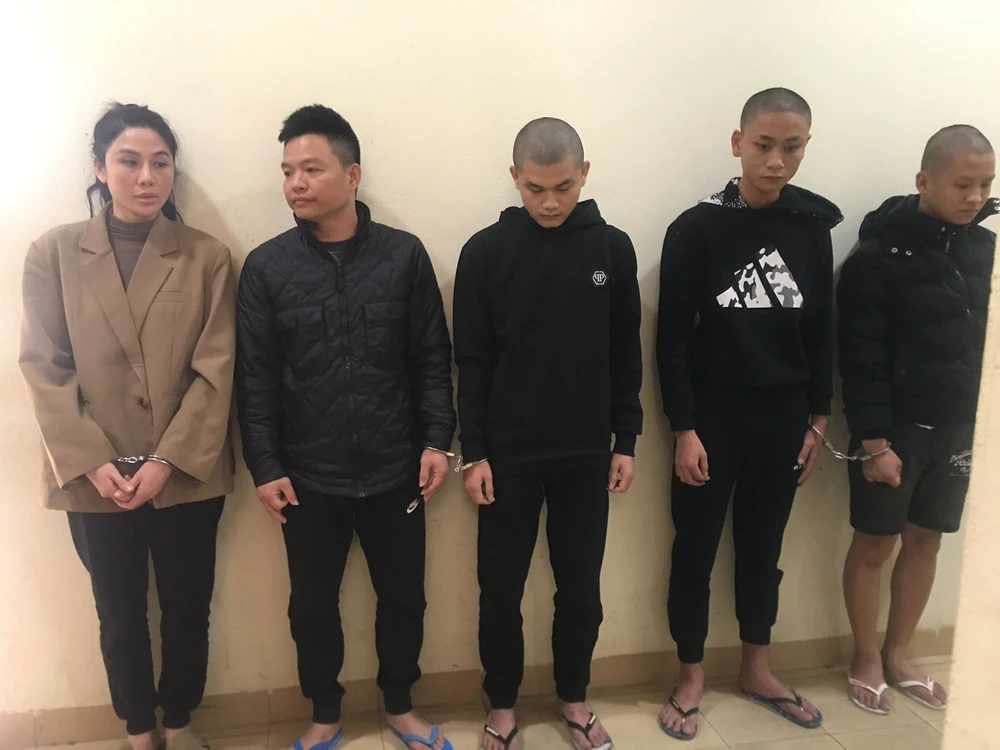 Tạm giữ hình sự chủ quán đánh đập người hát karaoke, ép viết giấy bán xe ô tô -.jpg