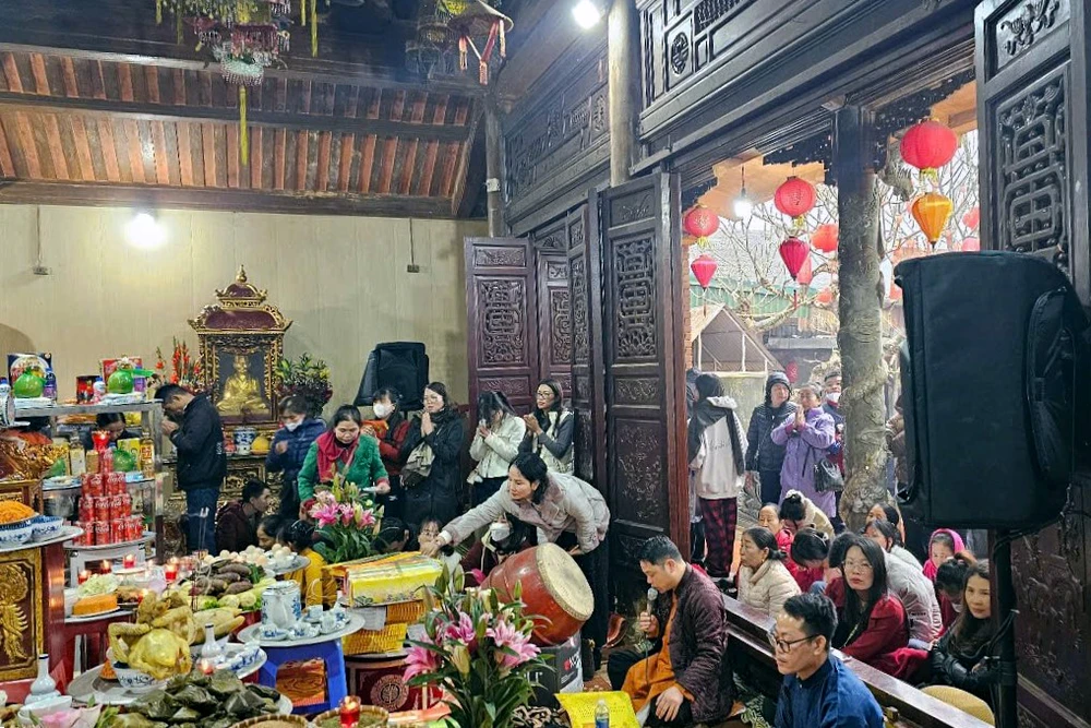 Hàng ngàn người chen chân ở huyệt đạo thiêng Đền Nưa - Am Tiên -2.jpg