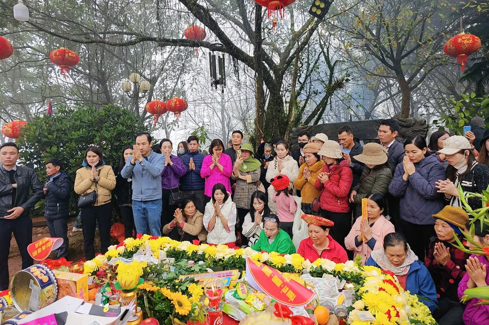 Hàng ngàn người chen chân ở huyệt đạo thiêng Đền Nưa - Am Tiên -3.jpg