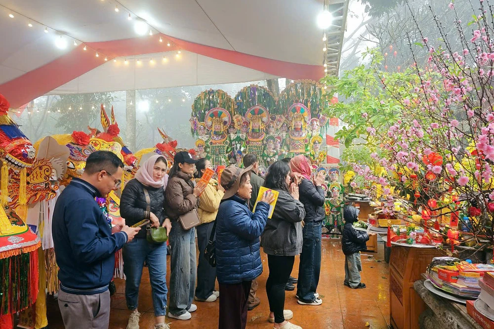 Hàng ngàn người chen chân ở huyệt đạo thiêng Đền Nưa - Am Tiên -4.jpg