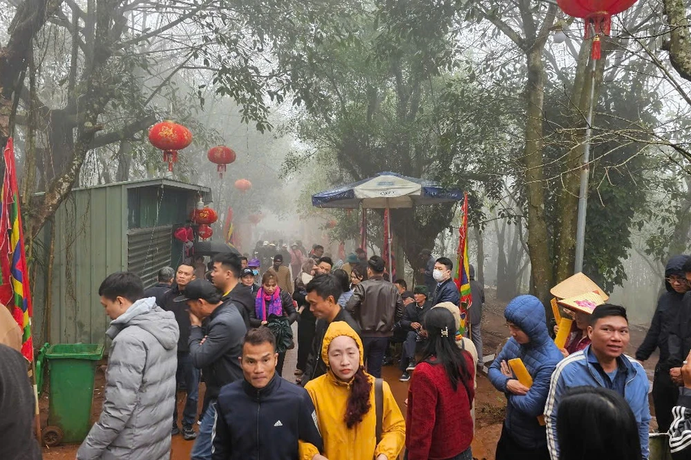 Hàng ngàn người chen chân ở huyệt đạo thiêng Đền Nưa - Am Tiên -5.jpg