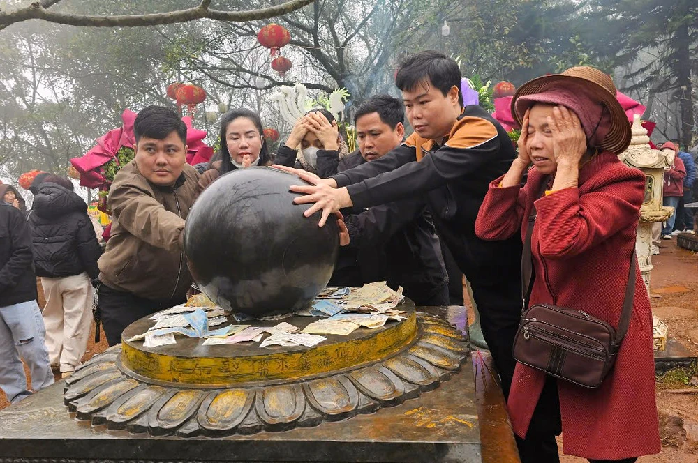 Hàng ngàn người chen chân ở huyệt đạo thiêng Đền Nưa - Am Tiên -6.jpg