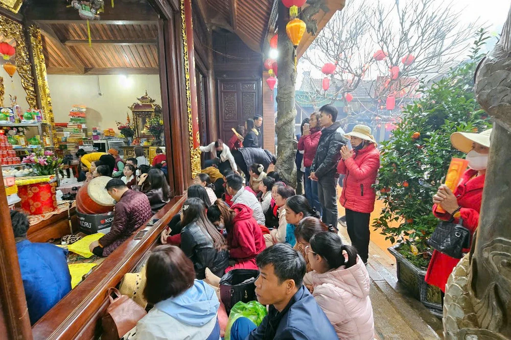 Hàng ngàn người chen chân ở huyệt đạo thiêng Đền Nưa - Am Tiên -7.jpg