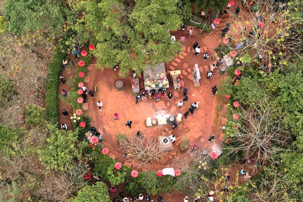 Hàng ngàn người chen chân ở huyệt đạo thiêng Đền Nưa - Am Tiên -.JPG