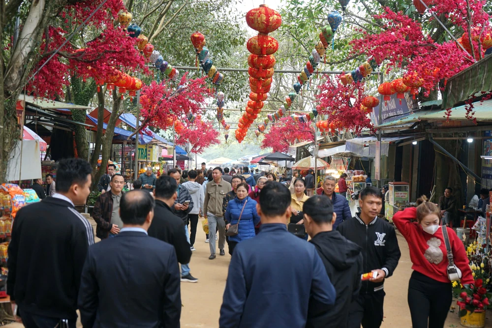 Hàng ngàn người chen chân ở huyệt đạo thiêng Đền Nưa - Am Tiên -9.jpg