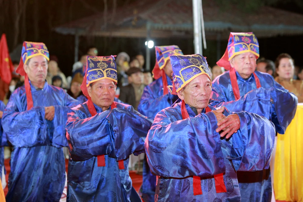 Dòng người chen chân trong đêm Khai ấn đền Trần ở Thanh Hóa -4.JPG