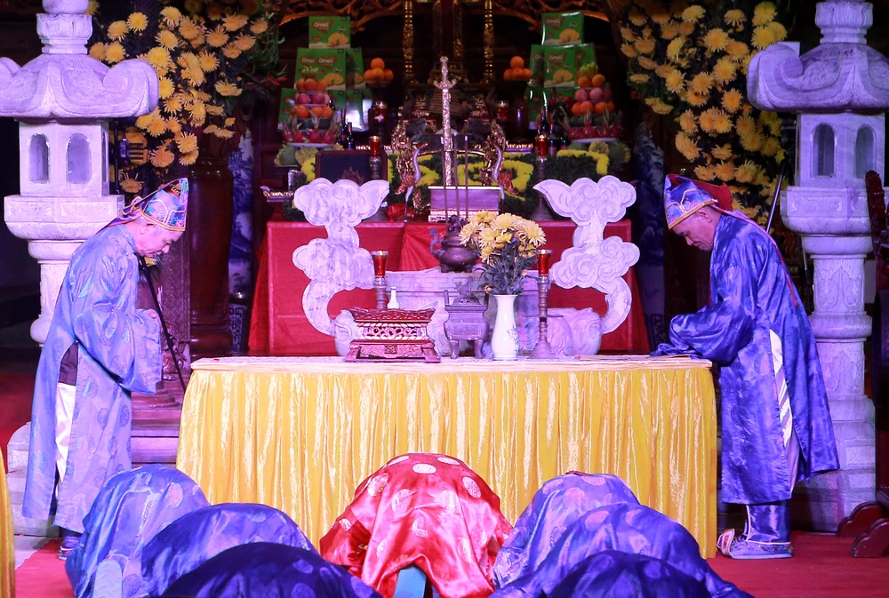 Dòng người chen chân trong đêm Khai ấn đền Trần ở Thanh Hóa -5.JPG