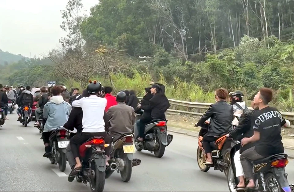 Cảnh sát giao thông vào cuộc vụ hàng chục thanh niên dàn hàng trên Quốc lộ 1A - .jpg