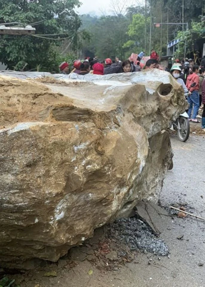 Sạt lở đá, nhiều hộ gia đình thao chạy trong đêm ở Thanh Hóa - 4.jpg