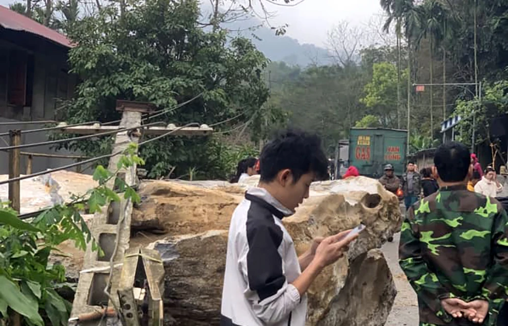 Sạt lở đá, nhiều hộ gia đình thao chạy trong đêm ở Thanh -Hóa -.jpg