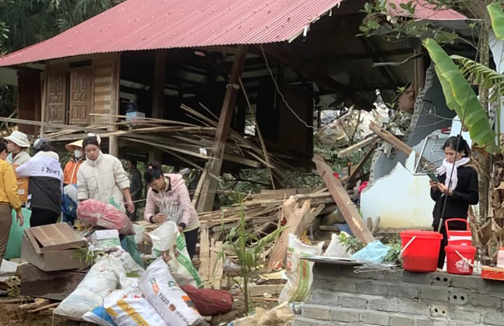 Sạt lở đá, nhiều hộ gia đình thao chạy trong đêm ở Thanh Hóa -.jpg