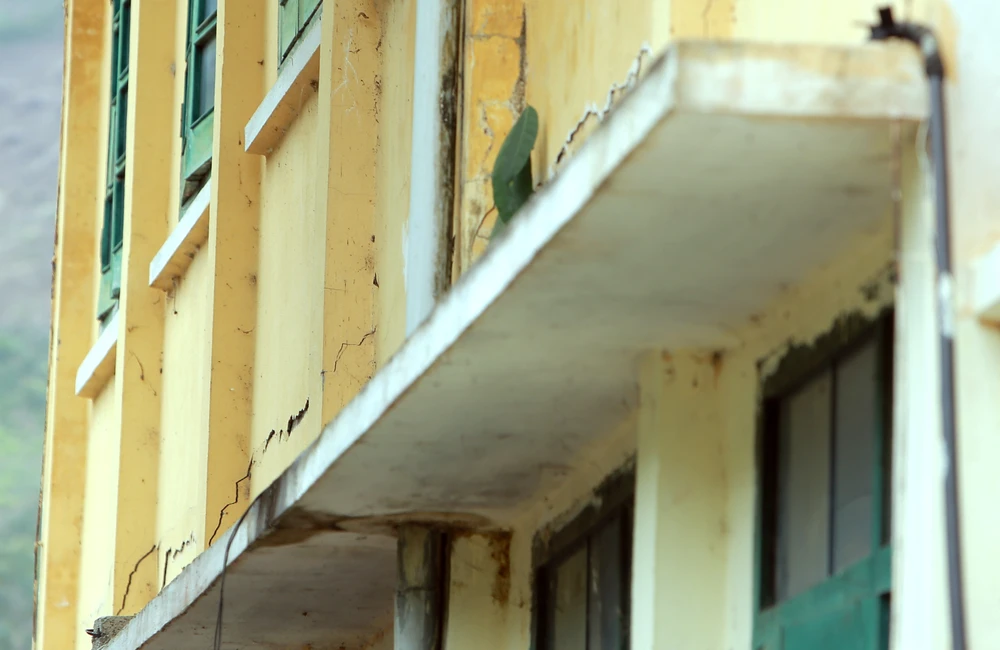 Cận cảnh ngôi trường tiểu học ở xã biên giới Mường Lát nứt toác sau mưa lũ - 10.JPG