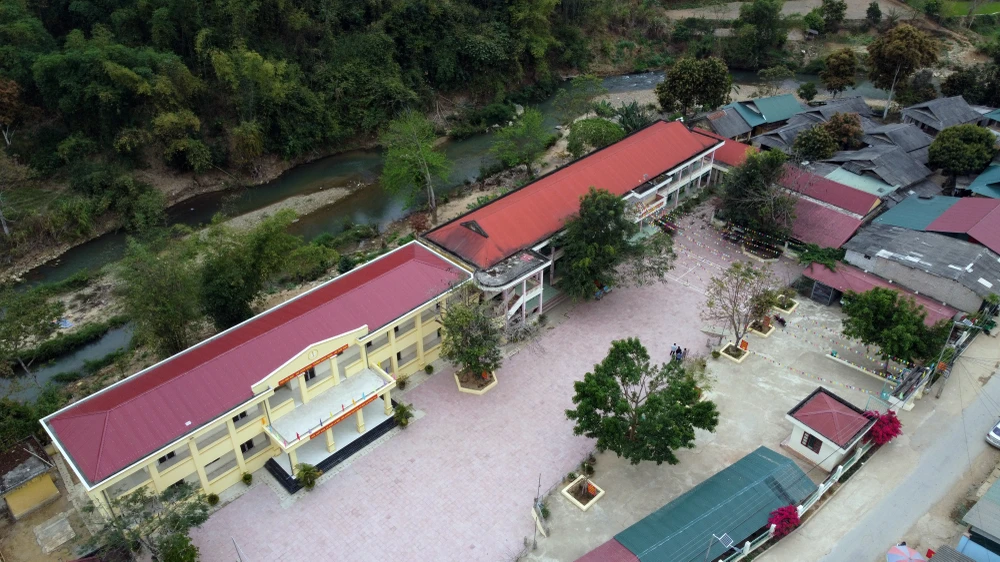 Cận cảnh ngôi trường tiểu học ở xã biên giới Mường Lát nứt toác sau mưa lũ -.JPG