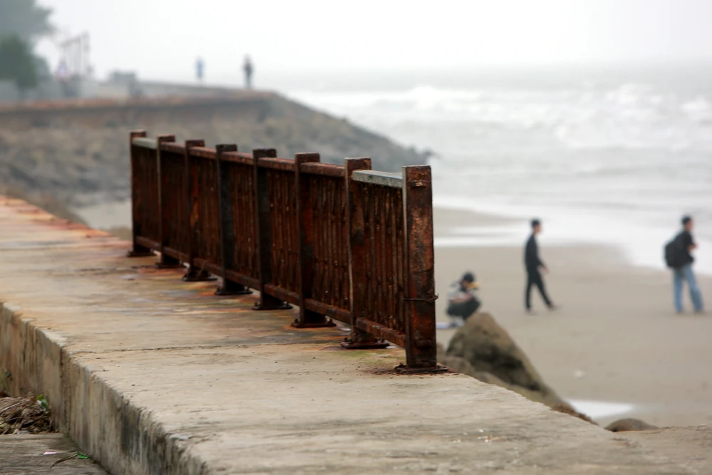 Hình ảnh rào chắn lan can tan nát, gãy vụn bên bờ biển Sầm Sơn -16.JPG