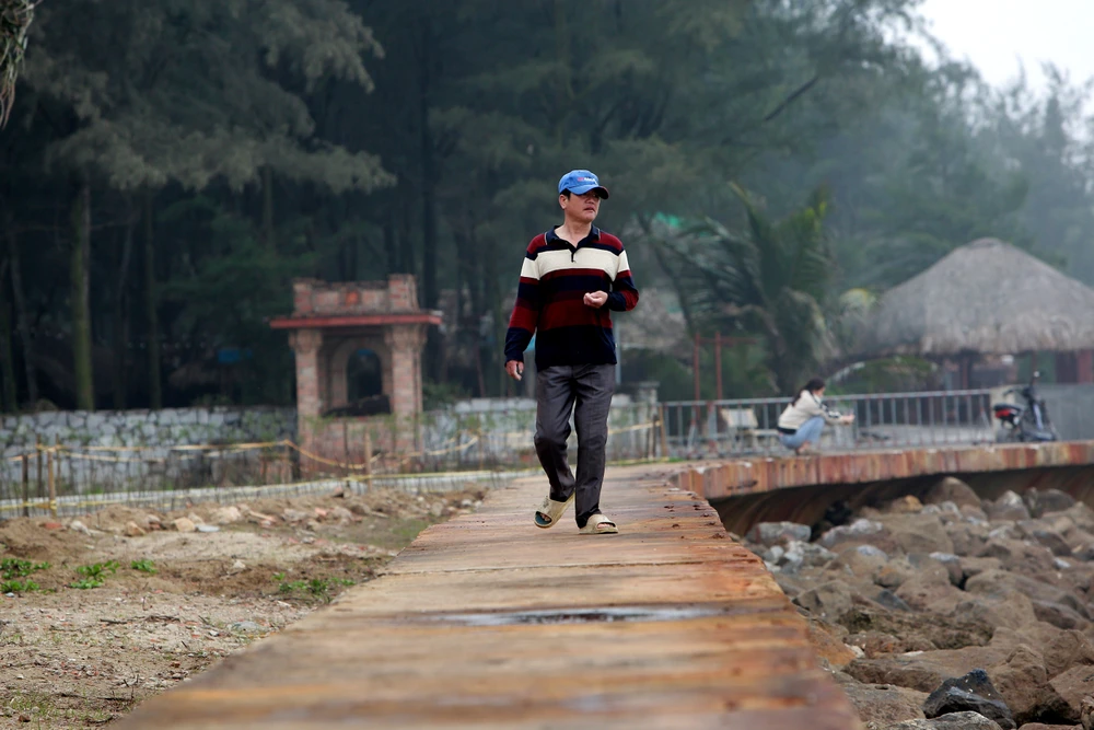 Hình ảnh rào chắn lan can tan nát, gãy vụn bên bờ biển Sầm Sơn -17.JPG