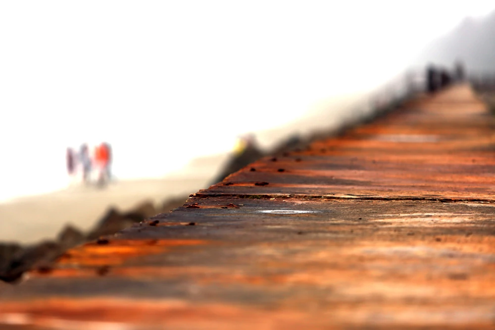 Hình ảnh rào chắn lan can tan nát, gãy vụn bên bờ biển Sầm Sơn -2.JPG