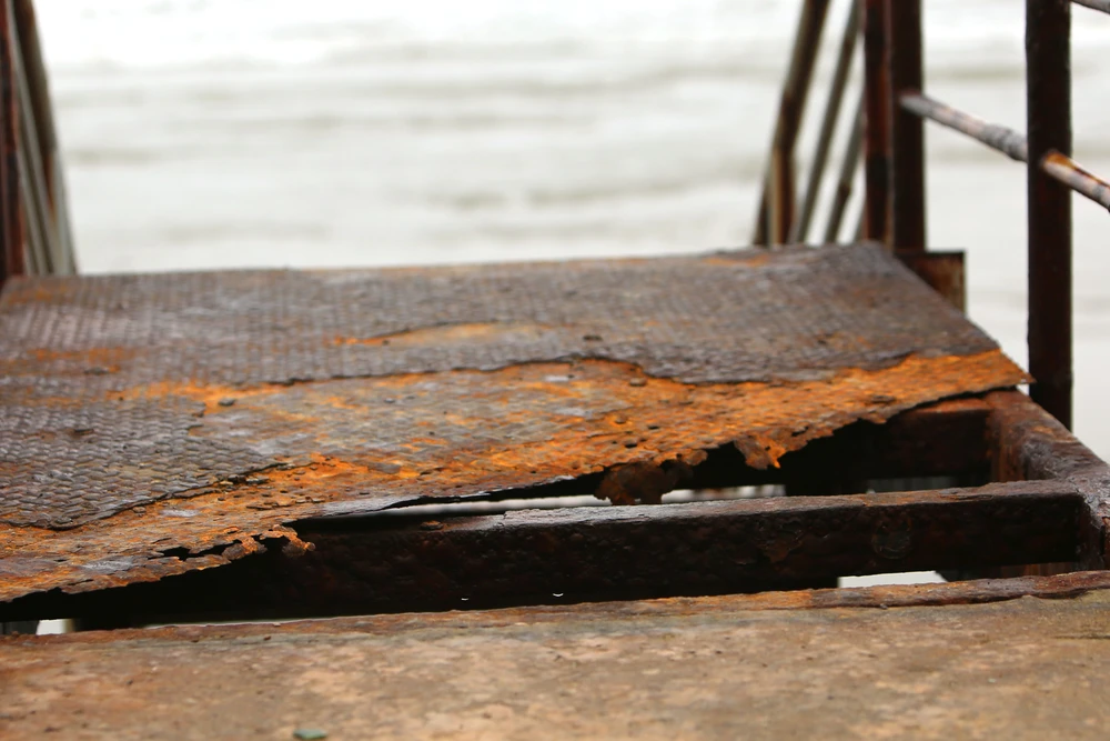 Hình ảnh rào chắn lan can tan nát, gãy vụn bên bờ biển Sầm Sơn -4.JPG