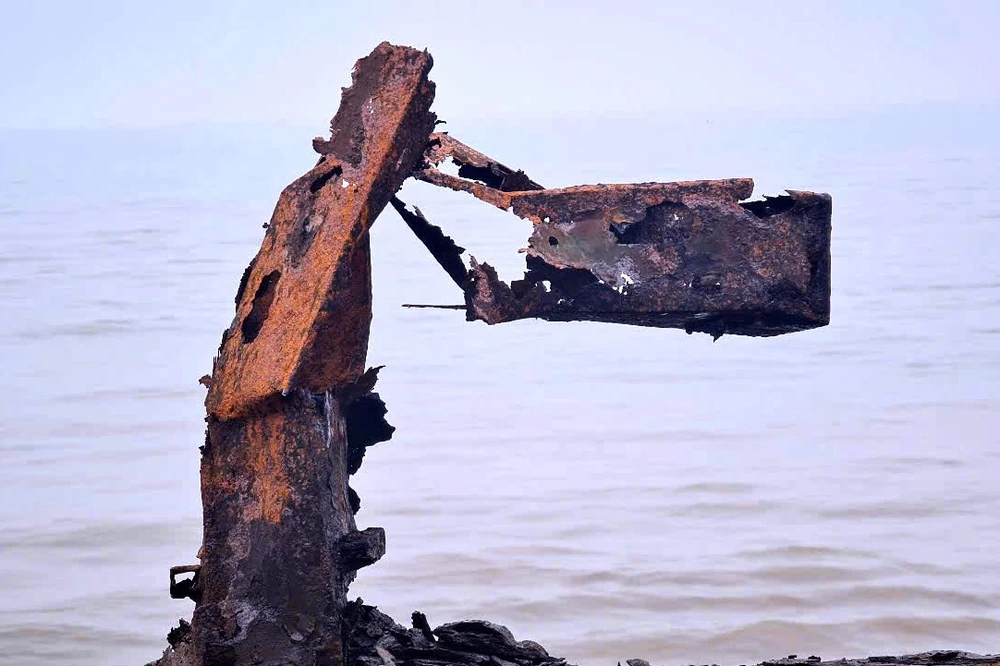 Hình ảnh rào chắn lan can tan nát, gãy vụn bên bờ biển Sầm Sơn -6.jpg