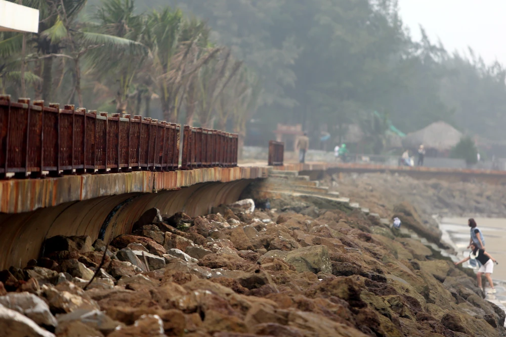 Hình ảnh rào chắn lan can tan nát, gãy vụn bên bờ biển Sầm Sơn -8.JPG