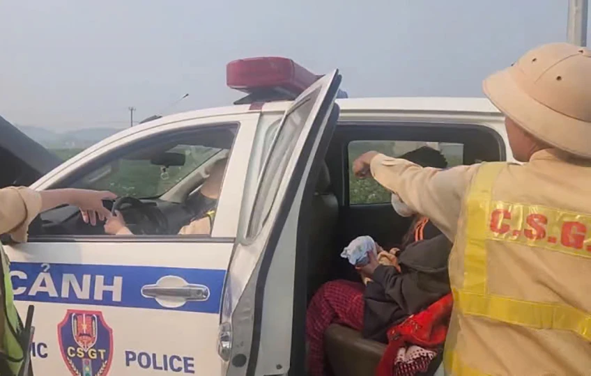 Hành động của tài xế xe khách và phụ xe cứu sống cháu bé 1 tháng tuổi.jpg