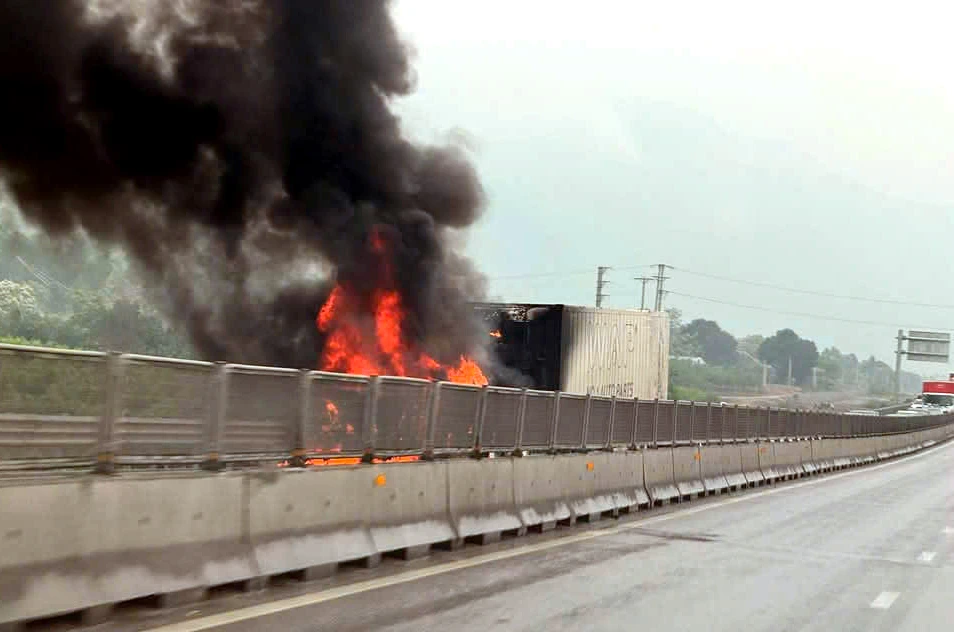 Xe đầu kéo bốc cháy ngùn ngụt trên cao tốc Nghi Sơn - Diễn Châu -.jpg