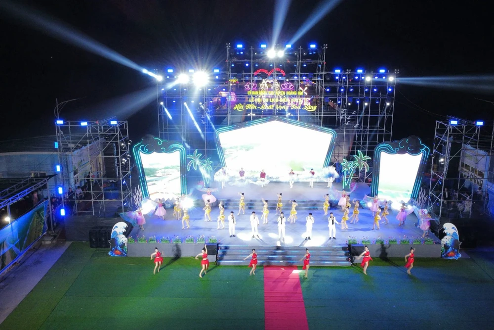 Hàng ngàn người dự khai mạc lễ hội du lịch biển Hải Tiến -.jpg