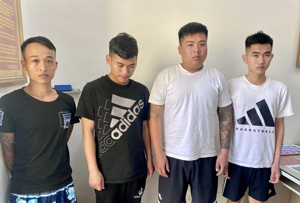 Bắt nhóm thu tiền bảo kê ở biển Hải Tiến.jpg