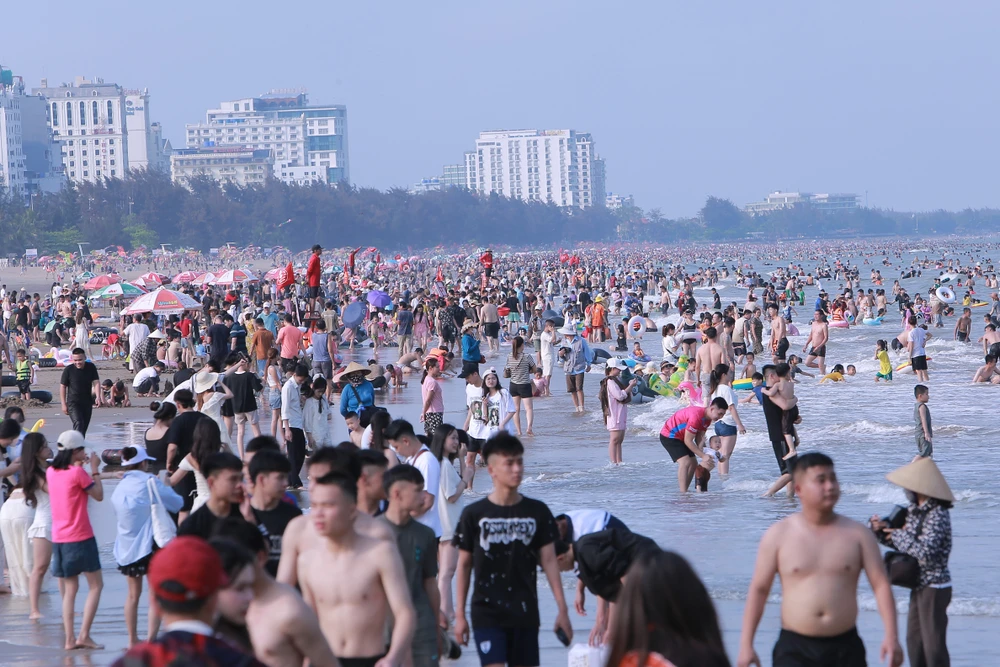 Du khách nườm nượp đổ về Sầm Sơn trước đêm khai hội ‘Khát vọng tỏa sáng’ -11.JPG